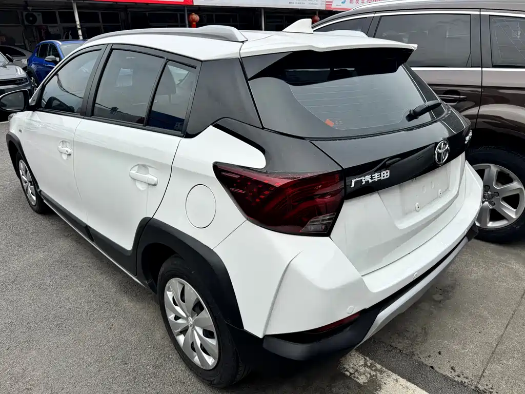 Toyota Yaris L 2022 — фото 6