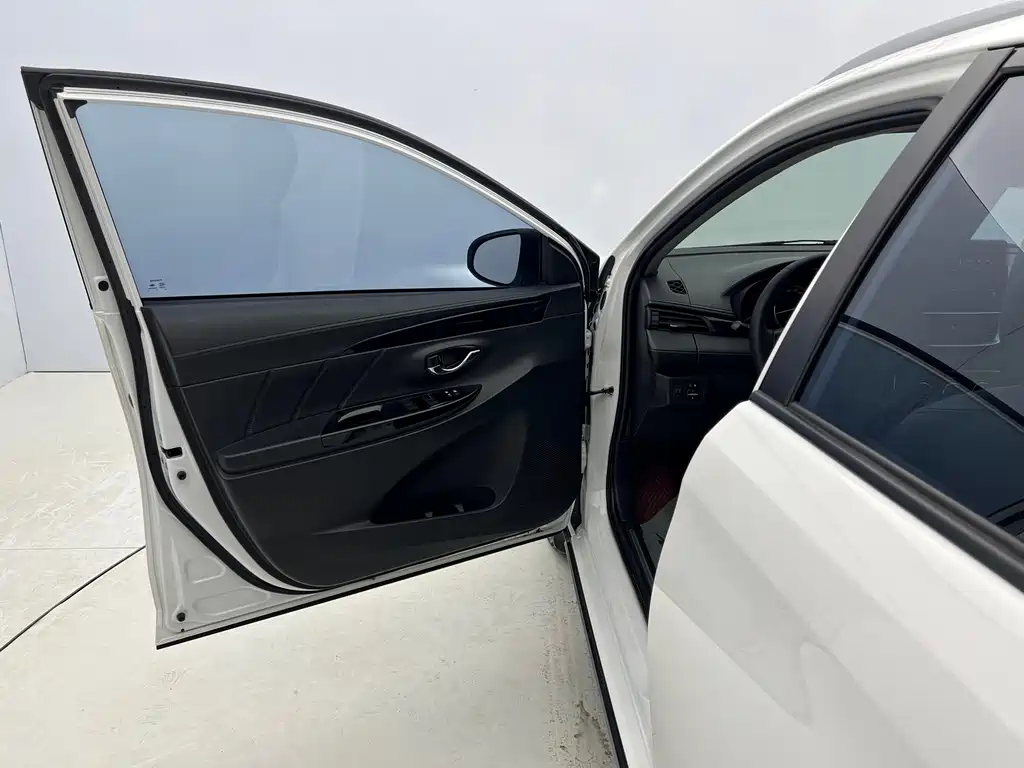 Toyota Yaris L 2022 — фото 20