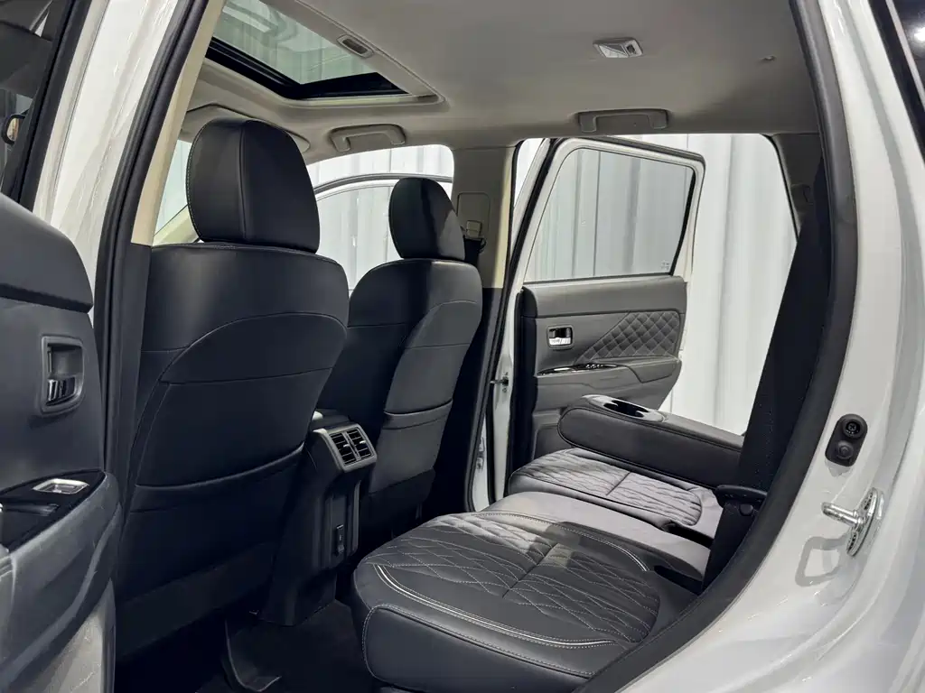 Mitsubishi Outlander 2022 — фото 16