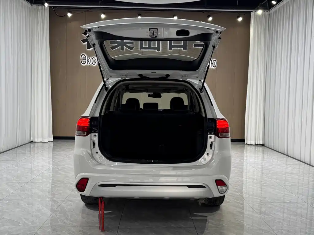 Mitsubishi Outlander 2022 — фото 8