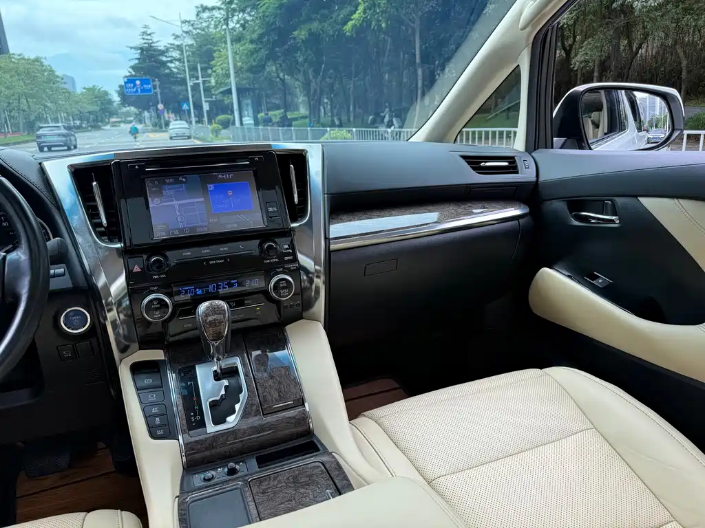 Toyota Alphard 2020 — фото 8