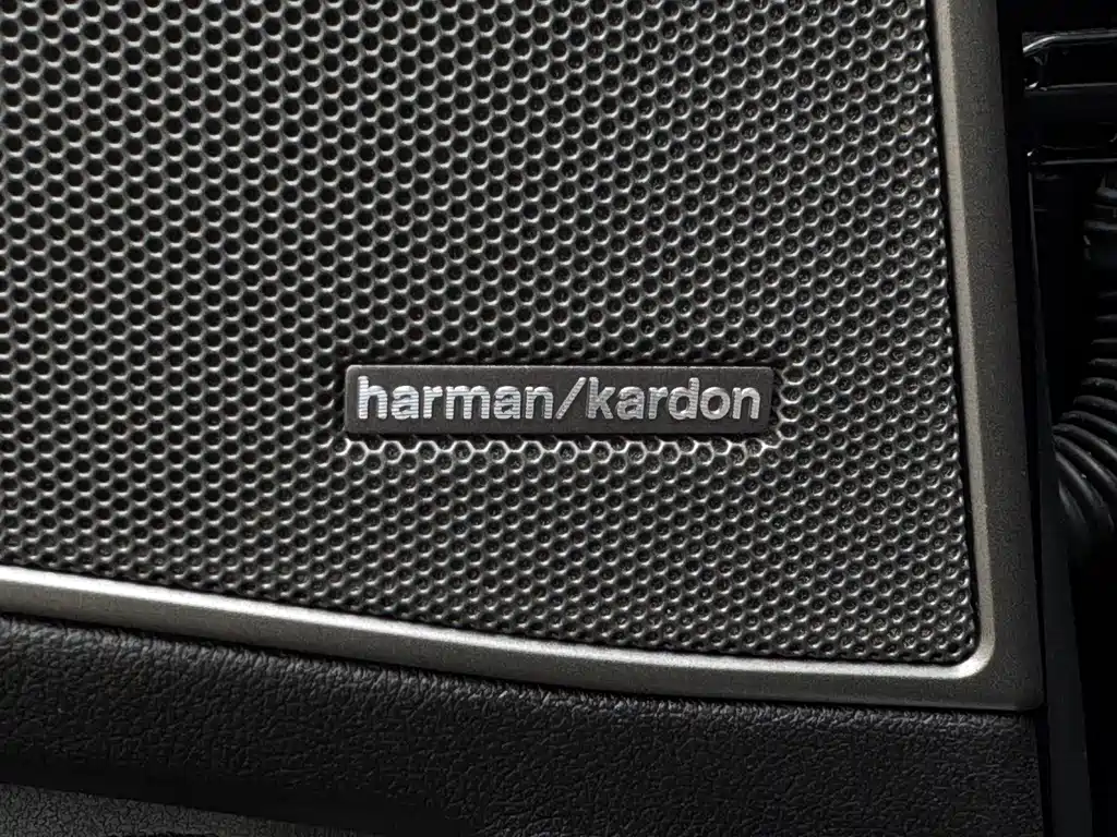 BMW 3 Series 2023 — фото 23