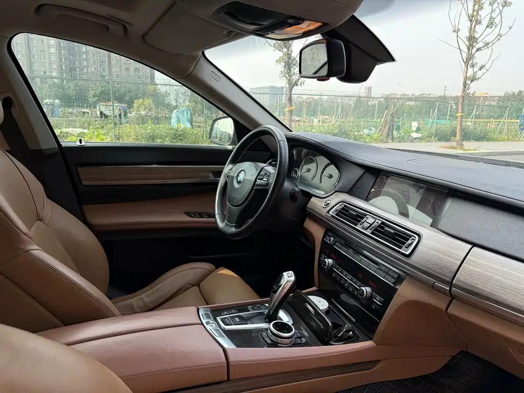 BMW 7 Series 2011 — фото 18