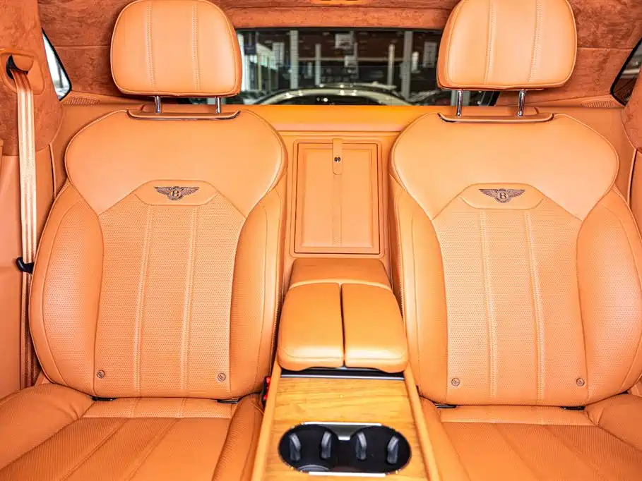 Bentley Bentayga 2023 — фото 12