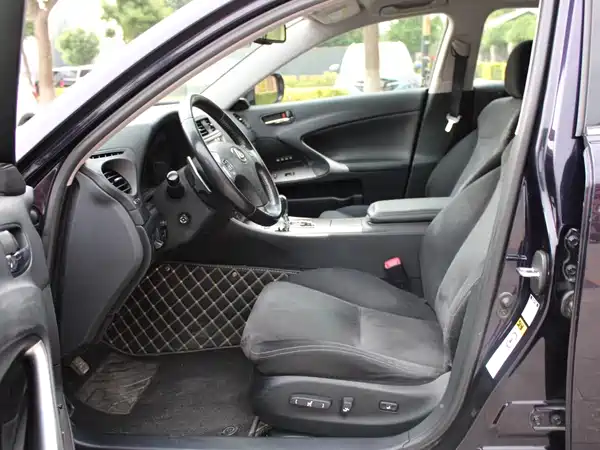Lexus IS 2010