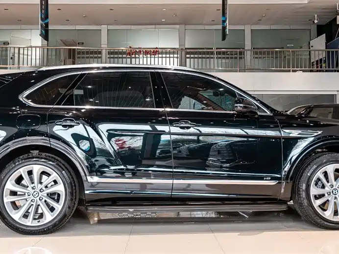 Bentley Bentayga 2023 — фото 4
