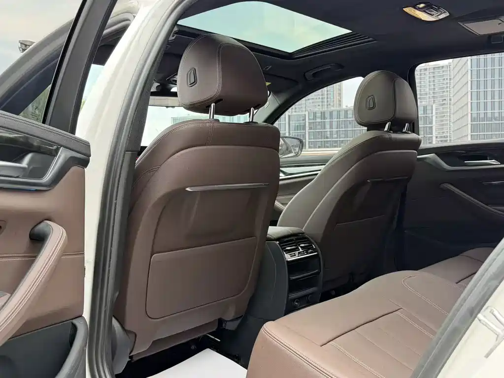BMW 5 Series 2019 — фото 11