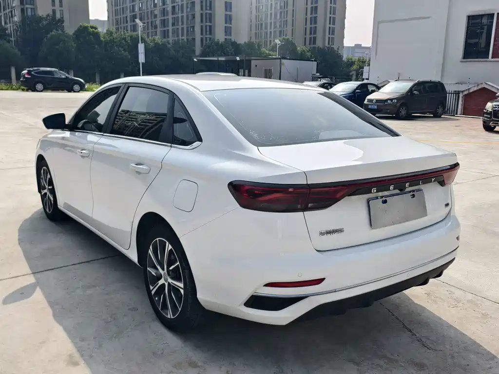 Geely Emgrand 2022