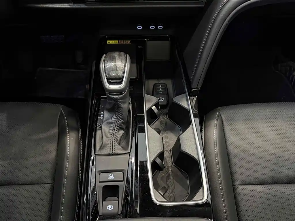 Toyota Camry 2025 — фото 25