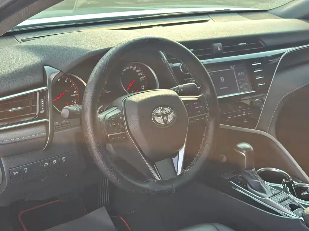 Toyota Camry 2018 — фото 13