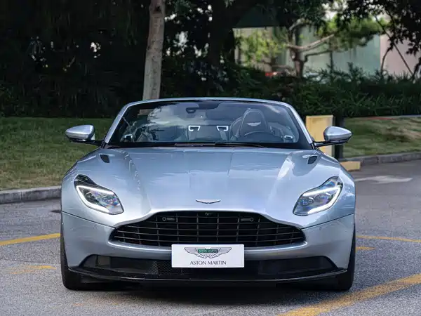 Aston Martin DB11 2021