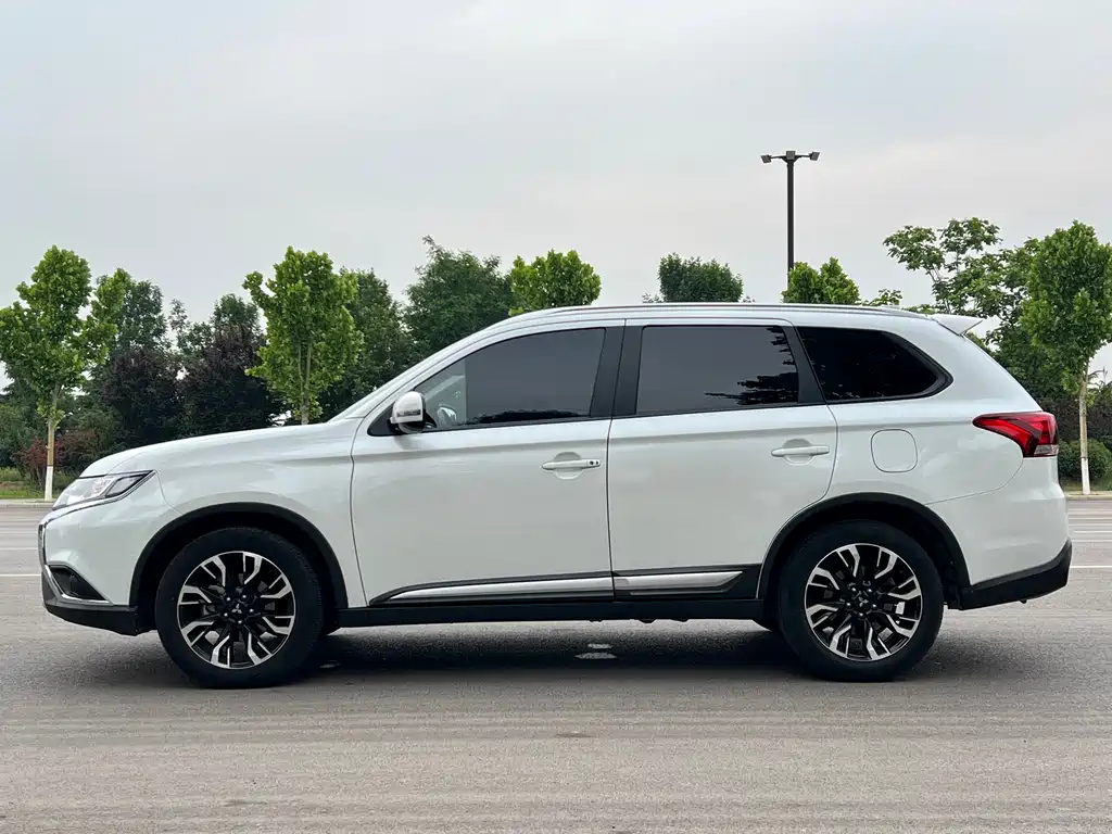 Mitsubishi Outlander 2020 — фото 5