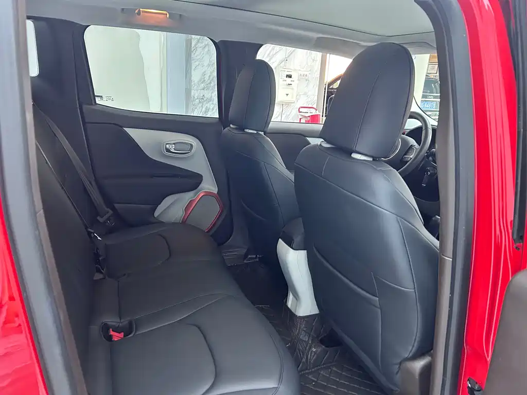 Jeep Renegade 2017 — фото 26