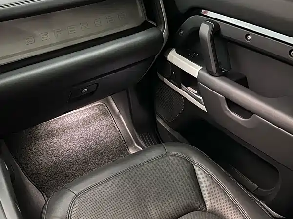 Land Rover Defender 2024