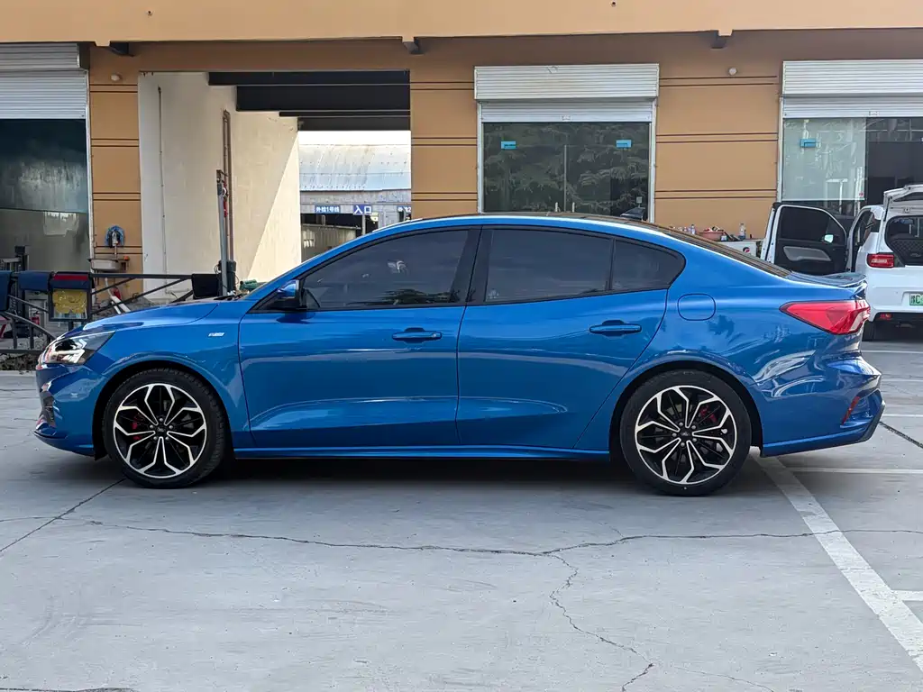 Ford Focus 2021 — фото 15