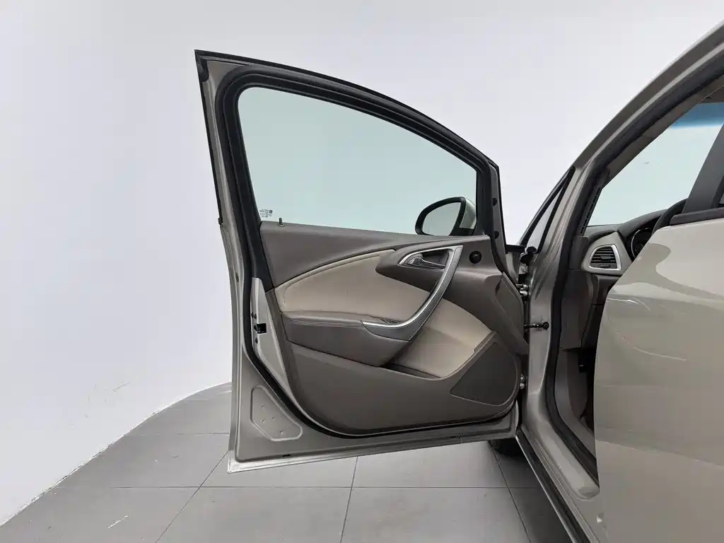 Buick Excelle 2015 — фото 8