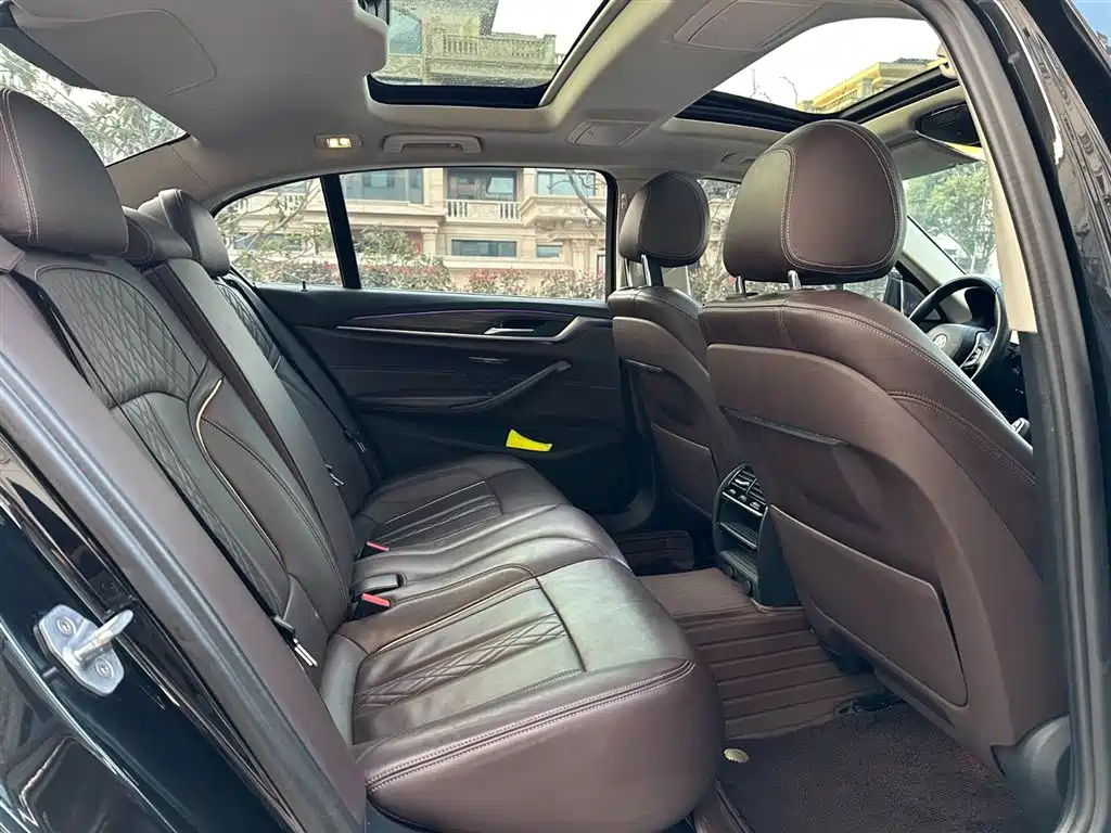 BMW 5 Series 2019 — фото 16