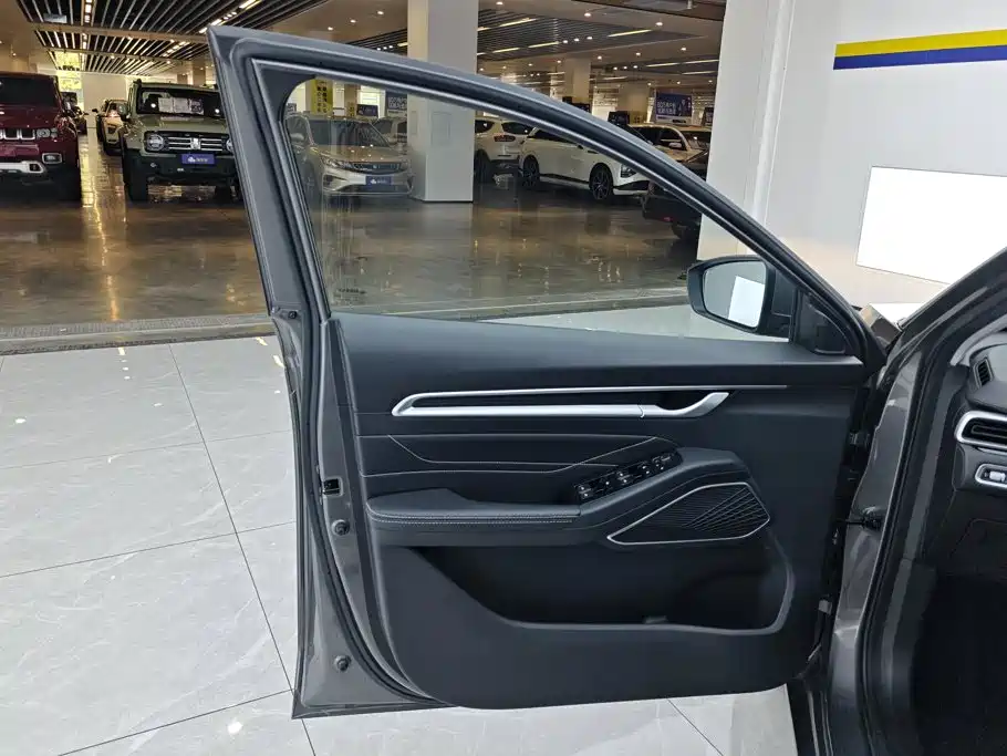 Geely Emgrand 2022