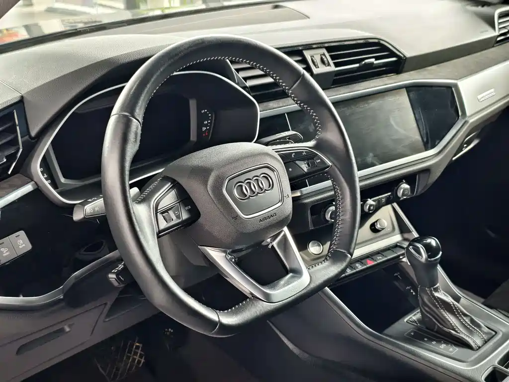 Audi Q3 2020 — фото 8