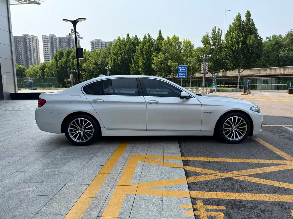 BMW 5 Series 2016 — фото 8