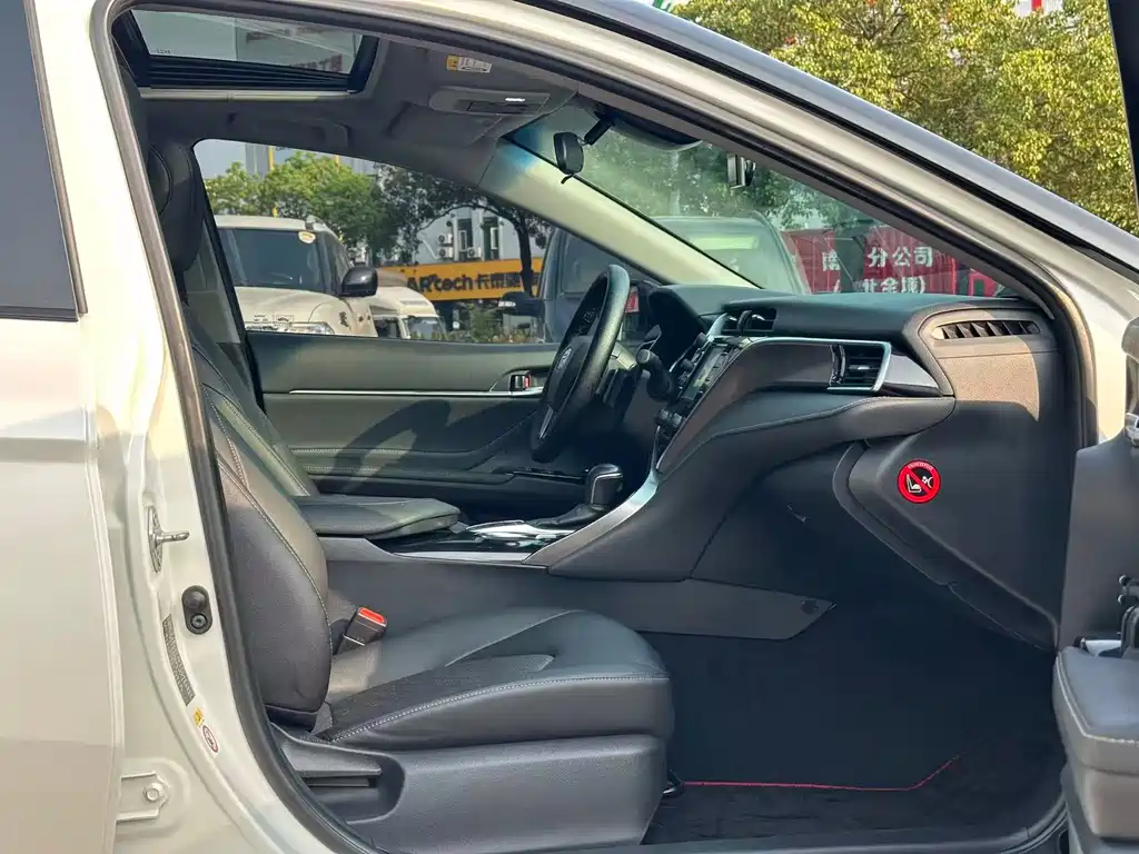 Toyota Camry 2018 — фото 24
