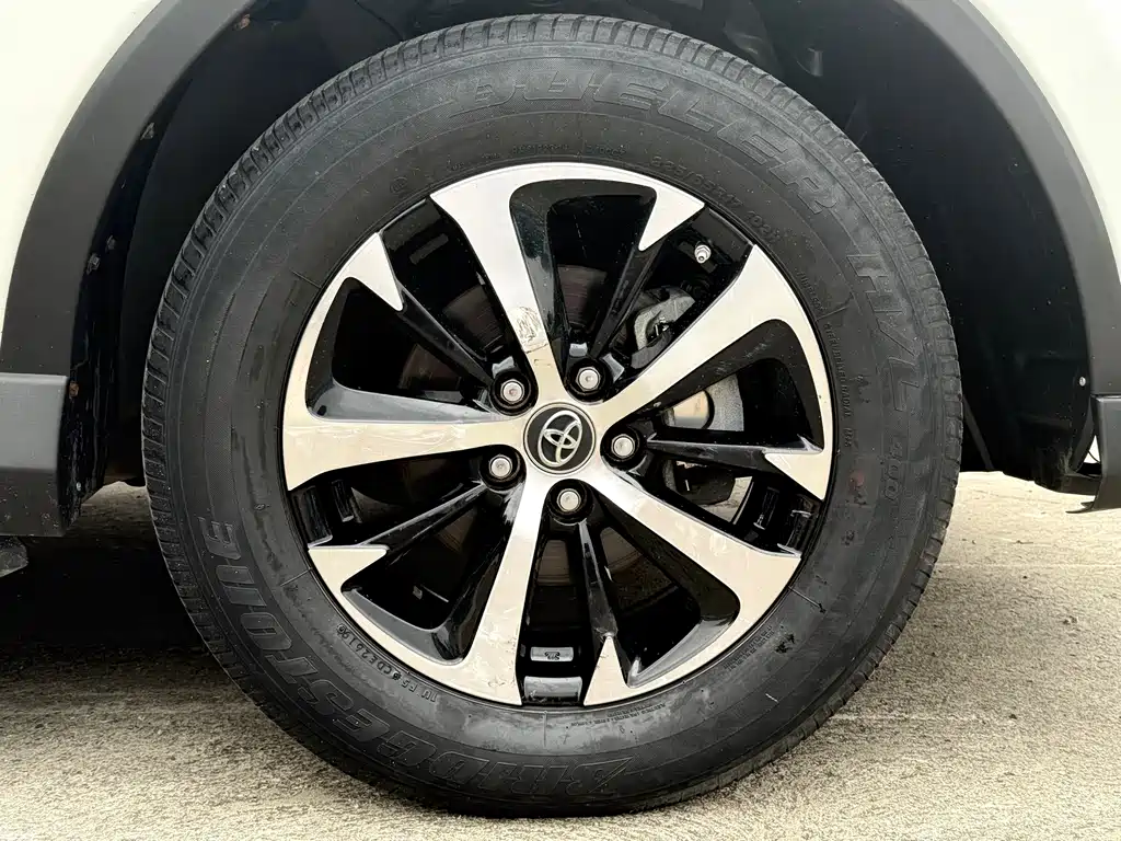 Toyota RAV4 2019 — фото 14