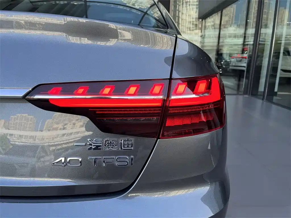 Audi A4L 2023 — фото 12