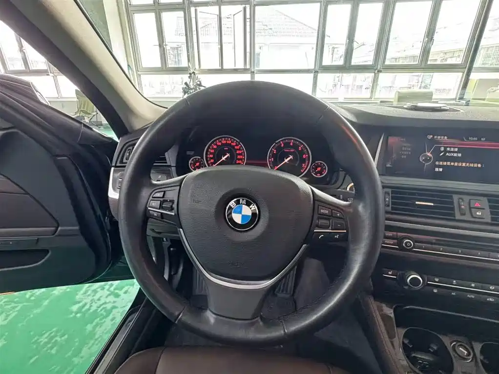 BMW 5 Series 2017 — фото 11
