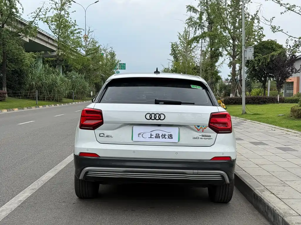 Audi Q2L e-tron 2021 — фото 26