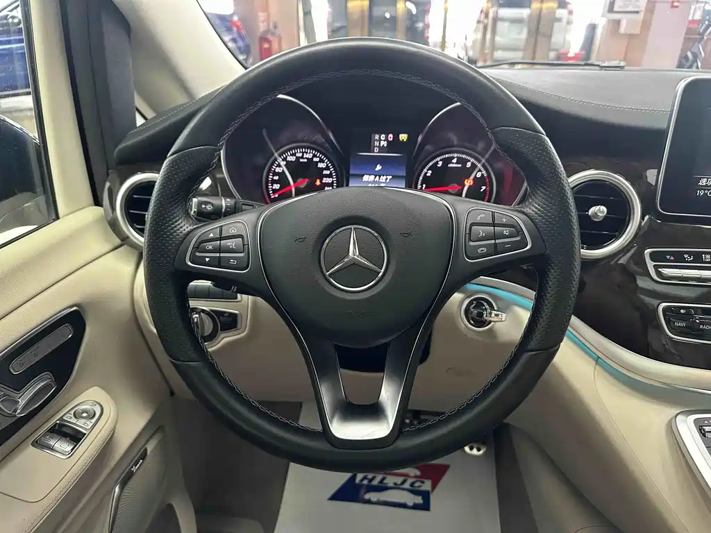 Mercedes-Benz V-Class 2017 — фото 14