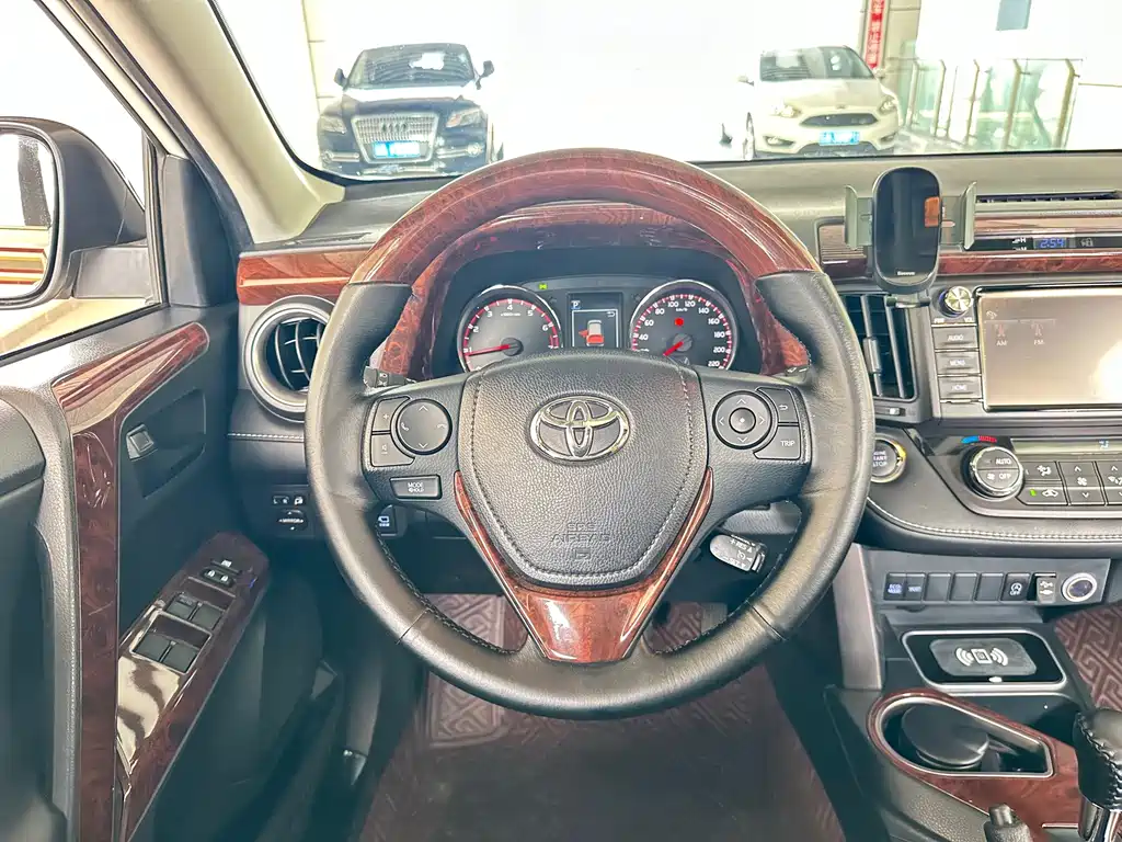 Toyota RAV4 2019 — фото 11