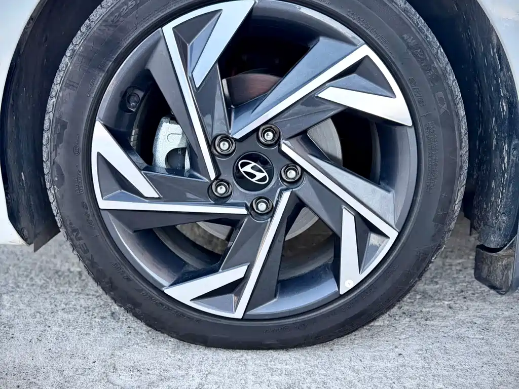 Hyundai Elantra 2023 — фото 9