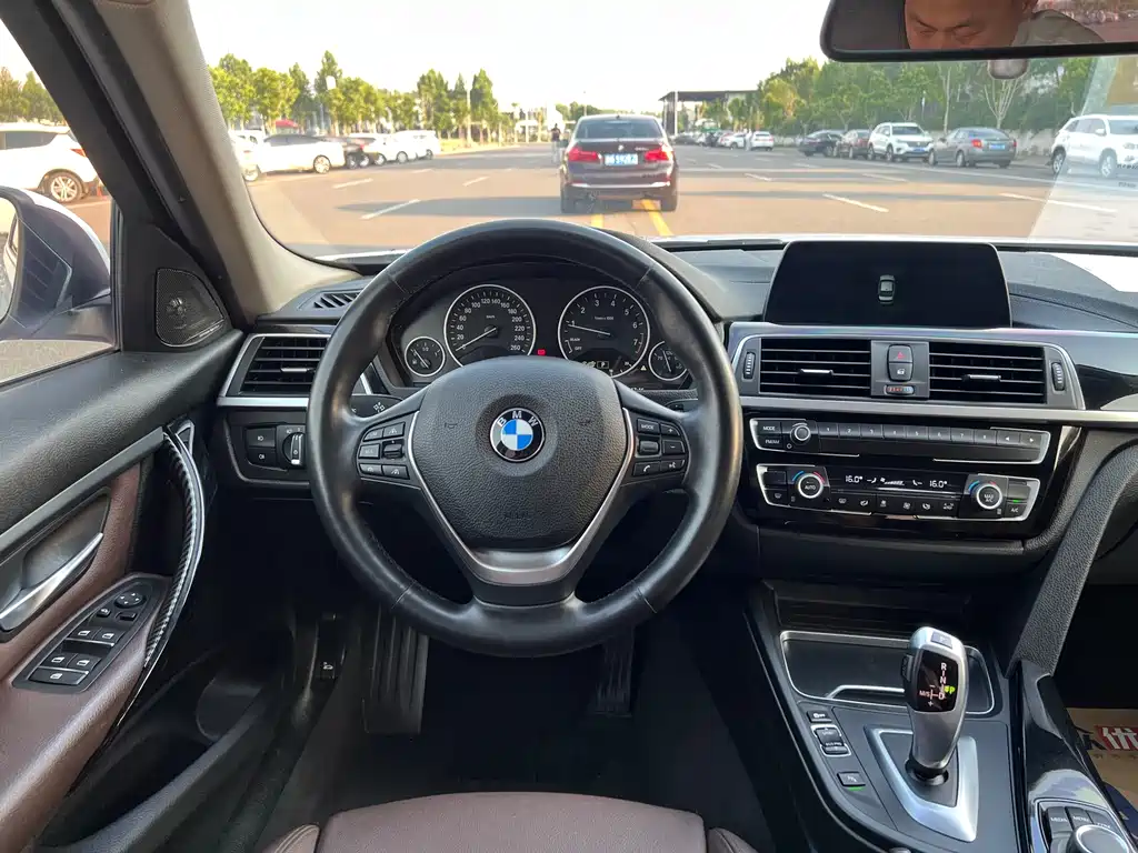 BMW 3 Series 2018 — фото 9