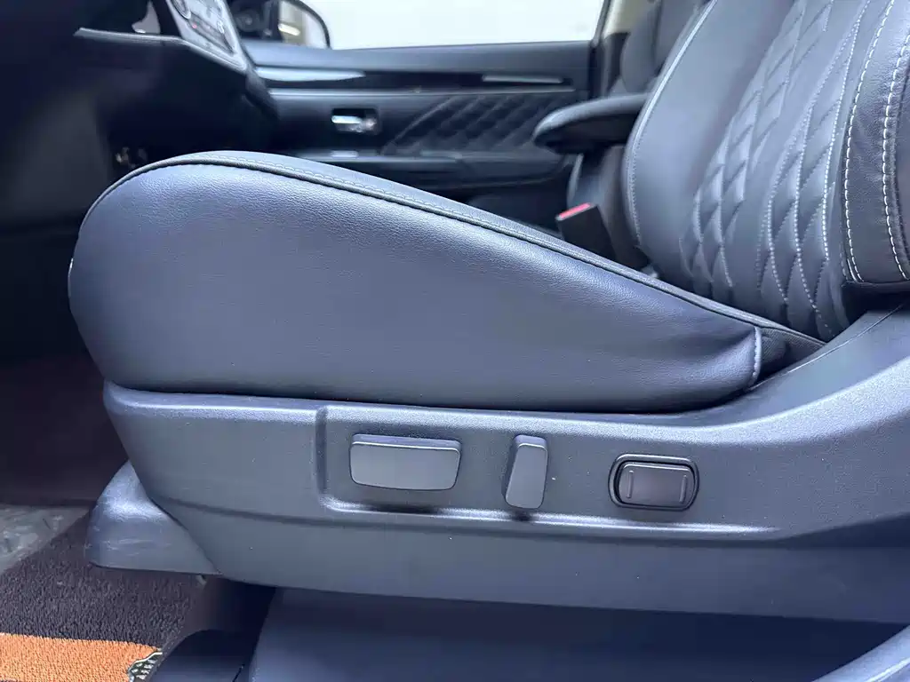 Mitsubishi Outlander 2023 — фото 19