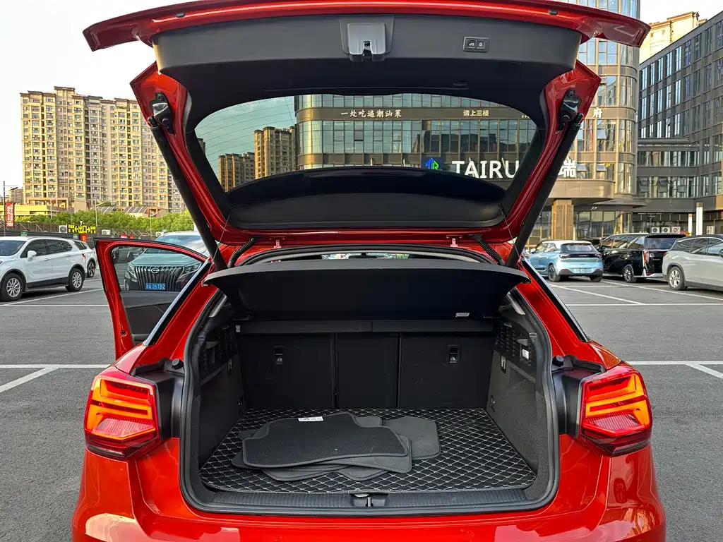 Audi Q2L 2021 — фото 15