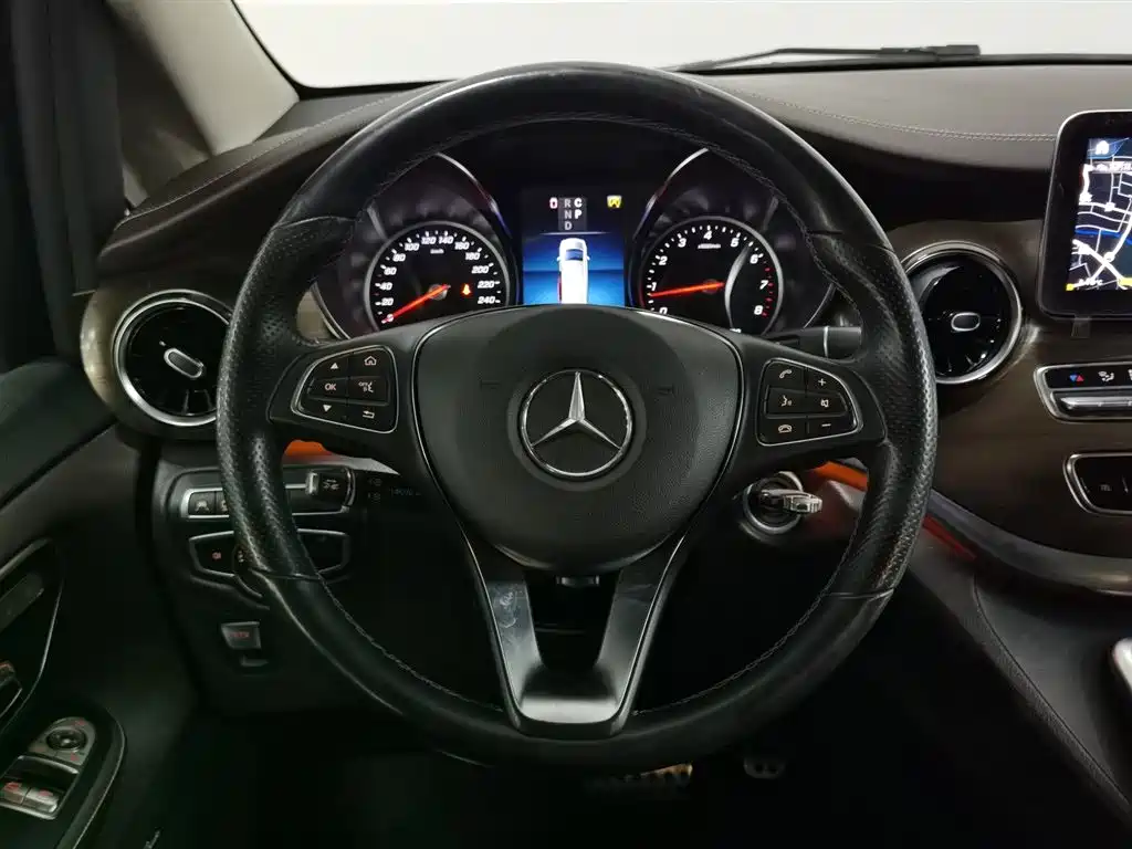 Mercedes-Benz V-Class 2021 — фото 11
