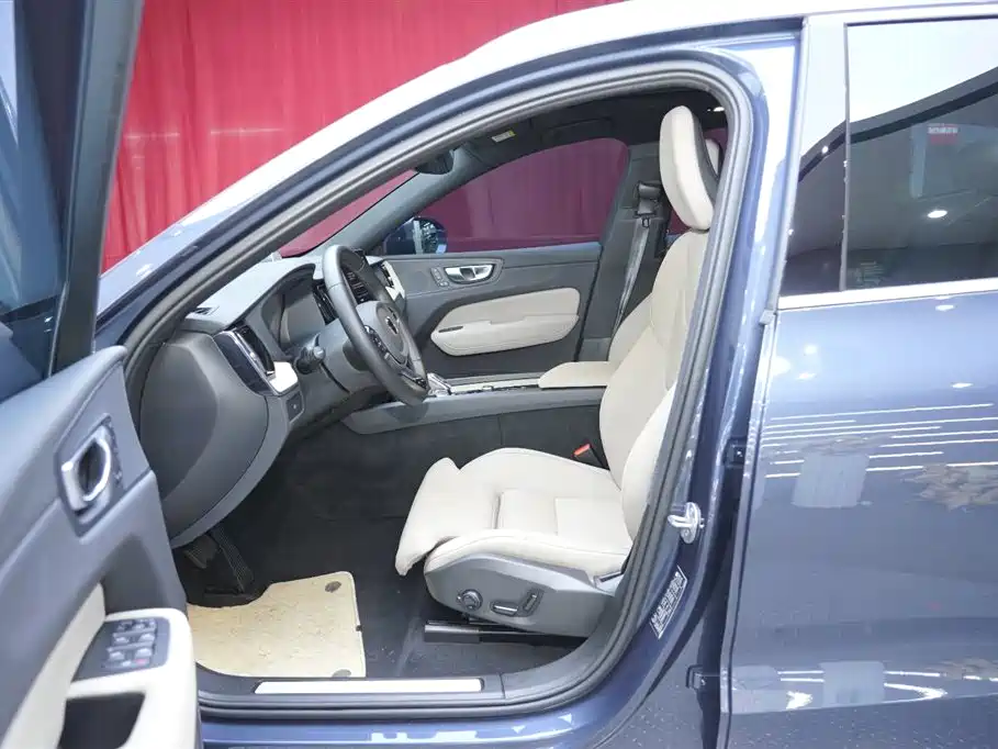 Volvo XC60 2025 — фото 18
