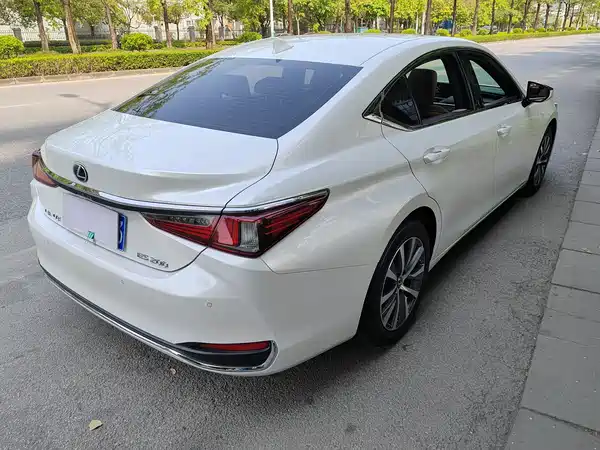 Lexus ES 2020