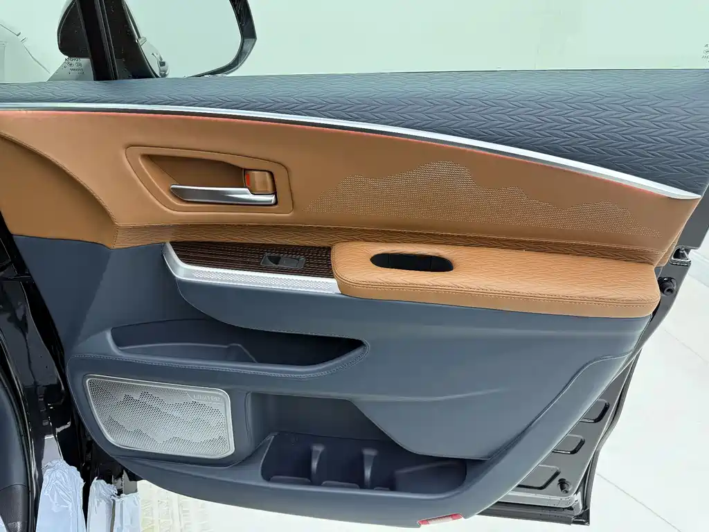 Toyota Granvia — фото 10