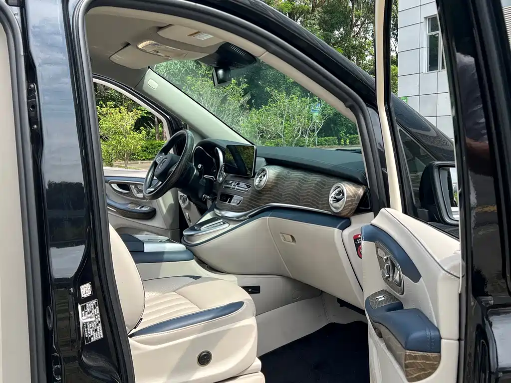 Mercedes-Benz V-Class 2023 — фото 11