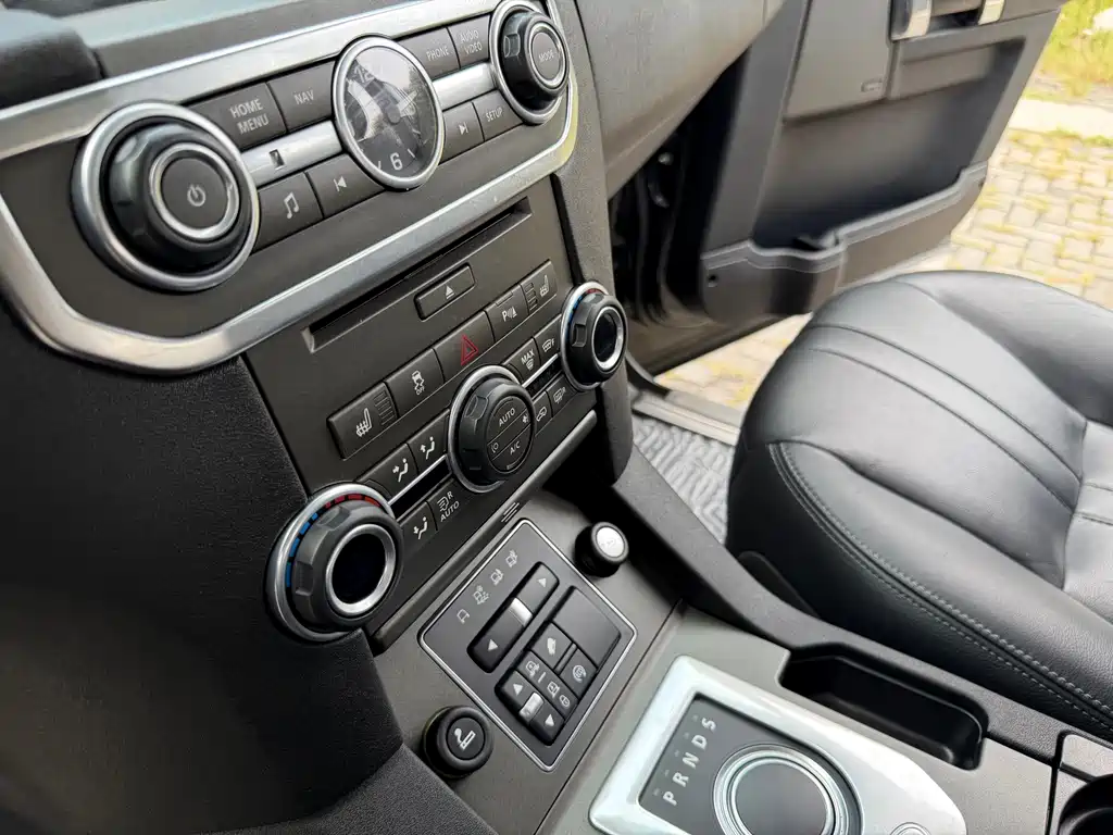Land Rover Discovery 2015 — фото 14