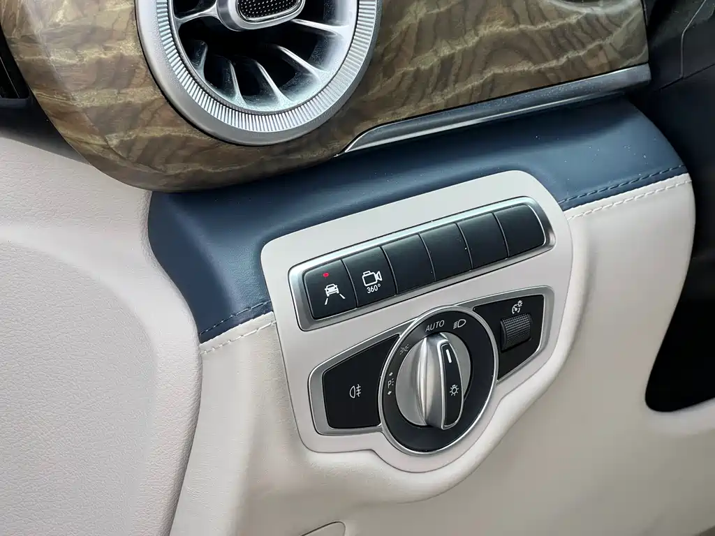 Mercedes-Benz V-Class 2023 — фото 16
