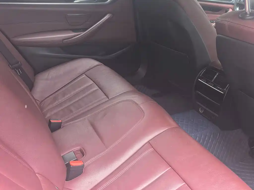 BMW 5 Series 2018 — фото 17