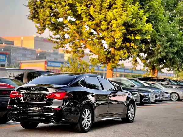 Infiniti Q70 2016