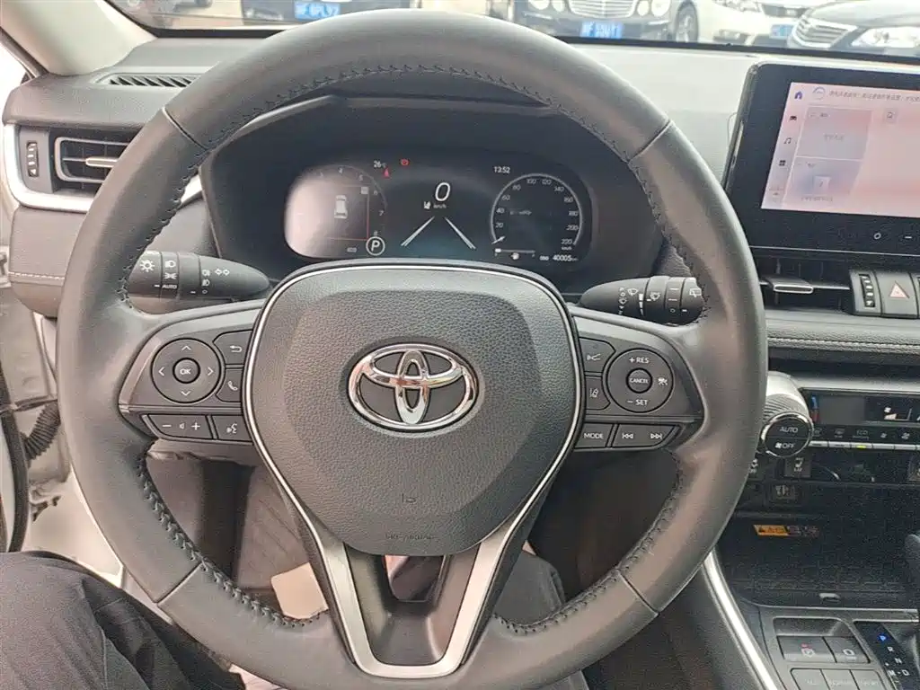 Toyota RAV4 2023 — фото 11