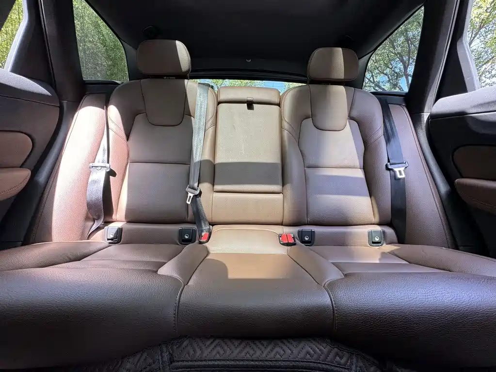 Volvo XC60 2023 — фото 17