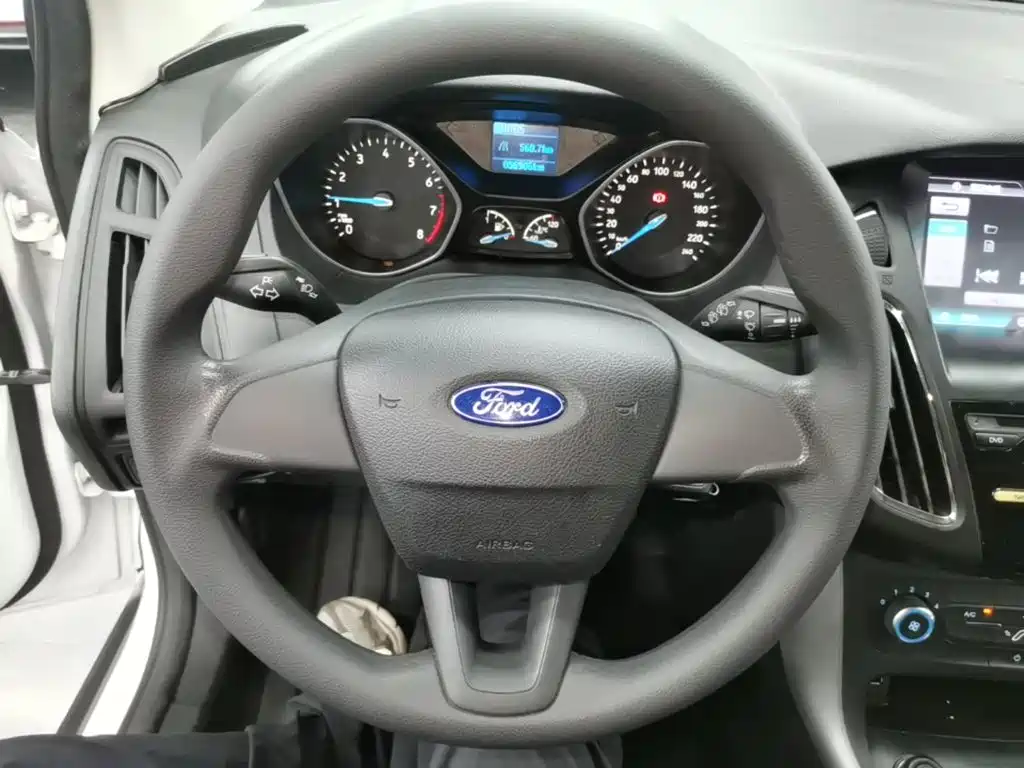 Ford Focus 2015 — фото 11