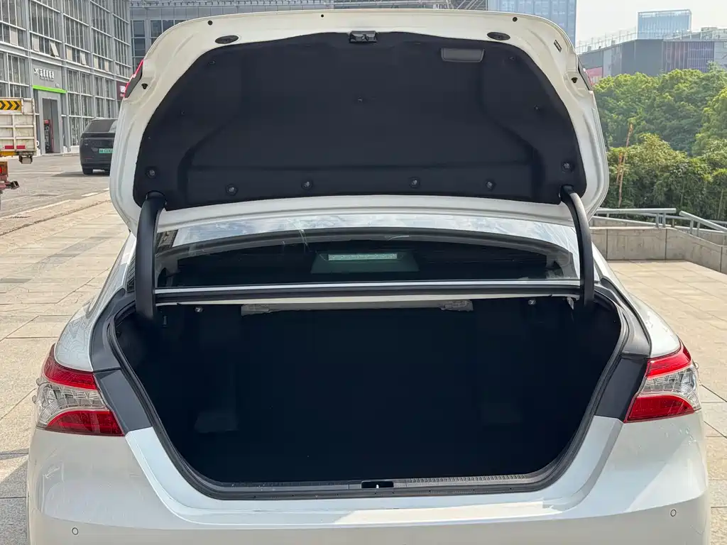 Toyota Camry 2022 — фото 8