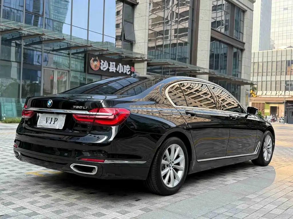 BMW 7 Series 2017 — фото 10