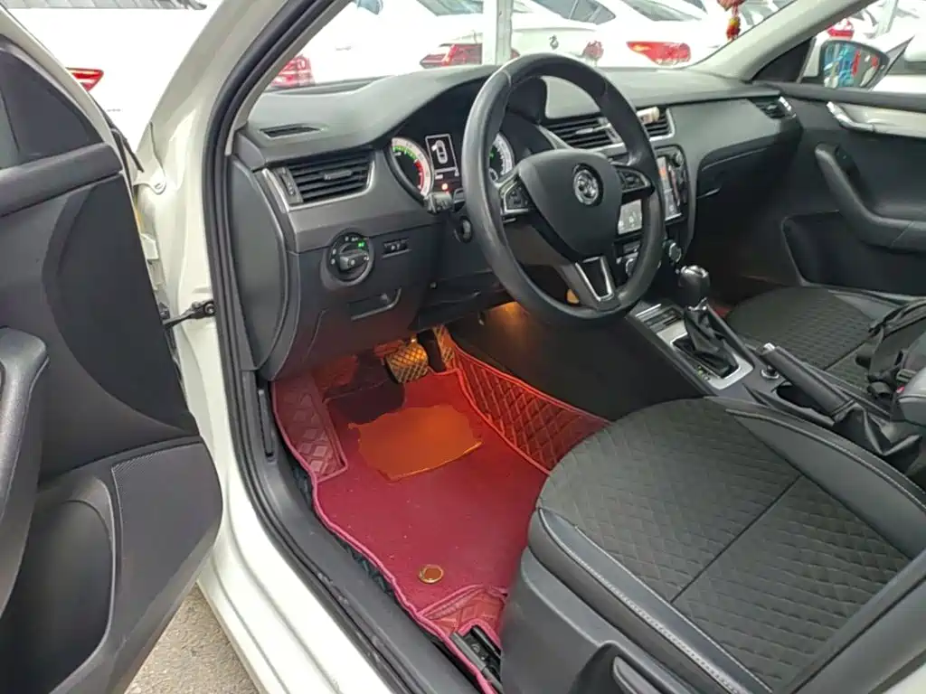Skoda Octavia 2017 — фото 16